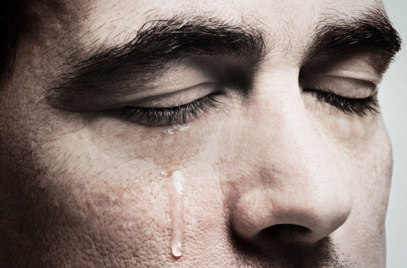 Какие типы слез бывают. Слезы человека бывают базальными, эмоциональными и рефлекторными. Изображение: iflscience.com. Фото.