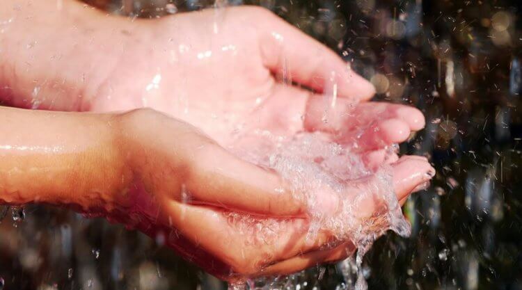 En undersøgelse af menneskelig smerte. Som en del af eksperimentet blev eleverne bedt om at holde deres hånd i koldt vand. Billede: Dreamstime. Foto.