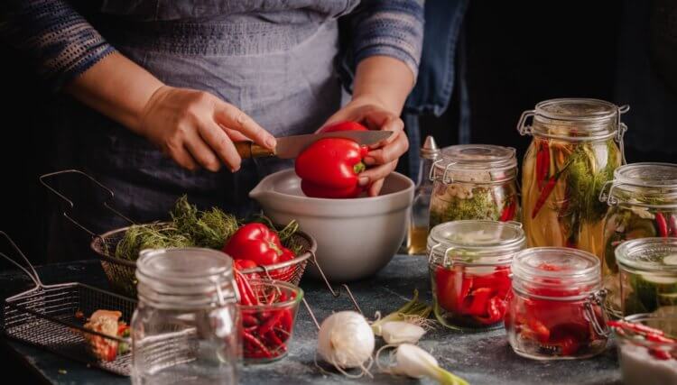 Varför gurka lagras under lång tid och inte förstörs är den enklaste förklaringen. Inlagd mat kan lagras i flera månader och bli godare. Bild: pokayadoma.ru. Foto.