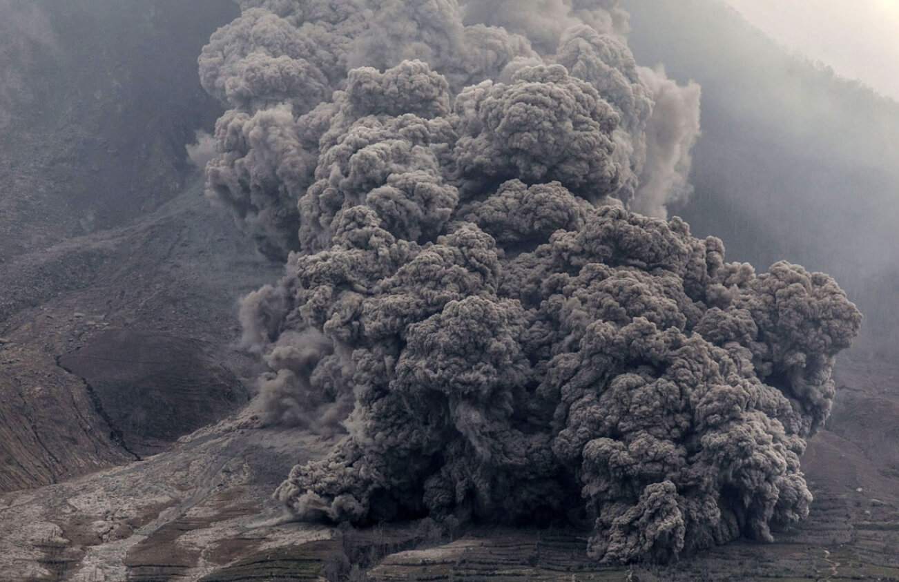 Что такое супервулкан простыми словами. Любой вулкан выбрасывает в небо огромное количество пепла и других загрязнений. Фото.