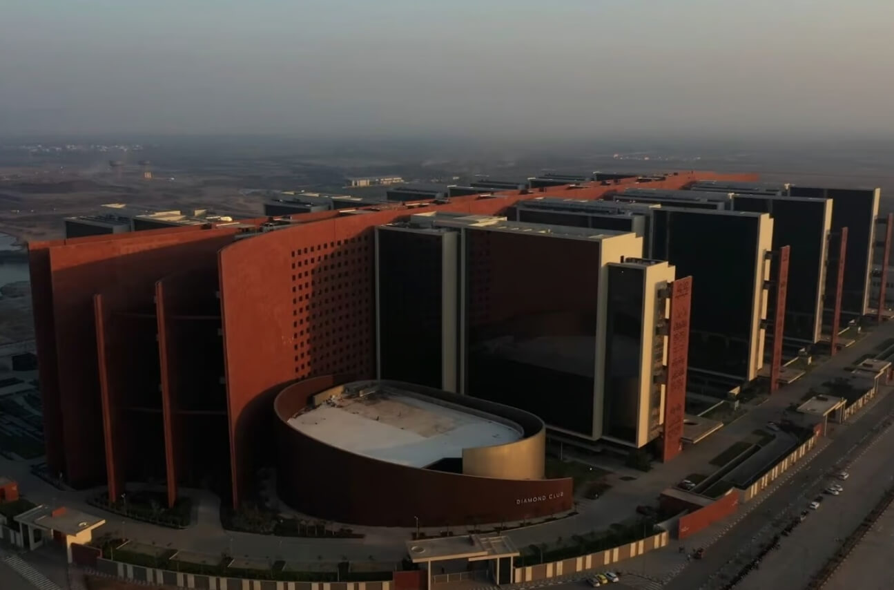 В Индии построено самое большое офисное здание в мире — Пентагон остался на втором месте. Алмазная биржа в Индии отняла у Пентагона титул самого большого офисного здания. Фото.