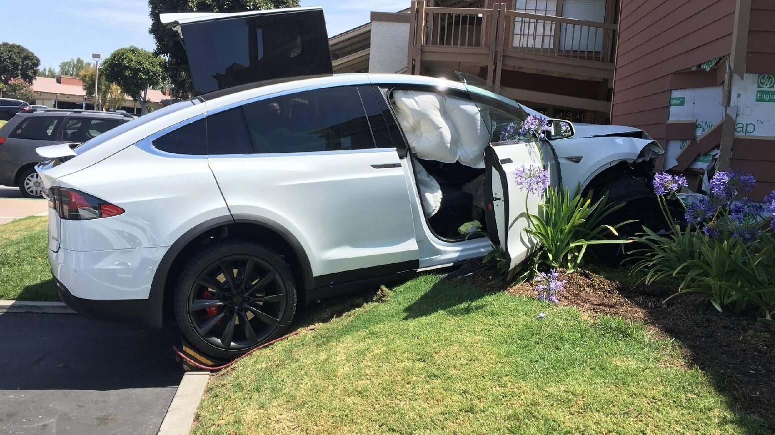 Реакция Tesla на несчастный случай. Автомобили Tesla попадают в аварии, но не чаще, чем остальные. Фото.