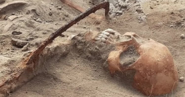 Er det sandt, at der findes vampyrer. Skelet af en 'vampyr' fundet i Polen. Billede: CNN Brasil. Foto.