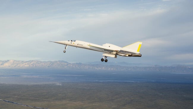 Сверхзвуковой пассажирский самолет XB-1 совершил первый экспериментальный полет. Фото.