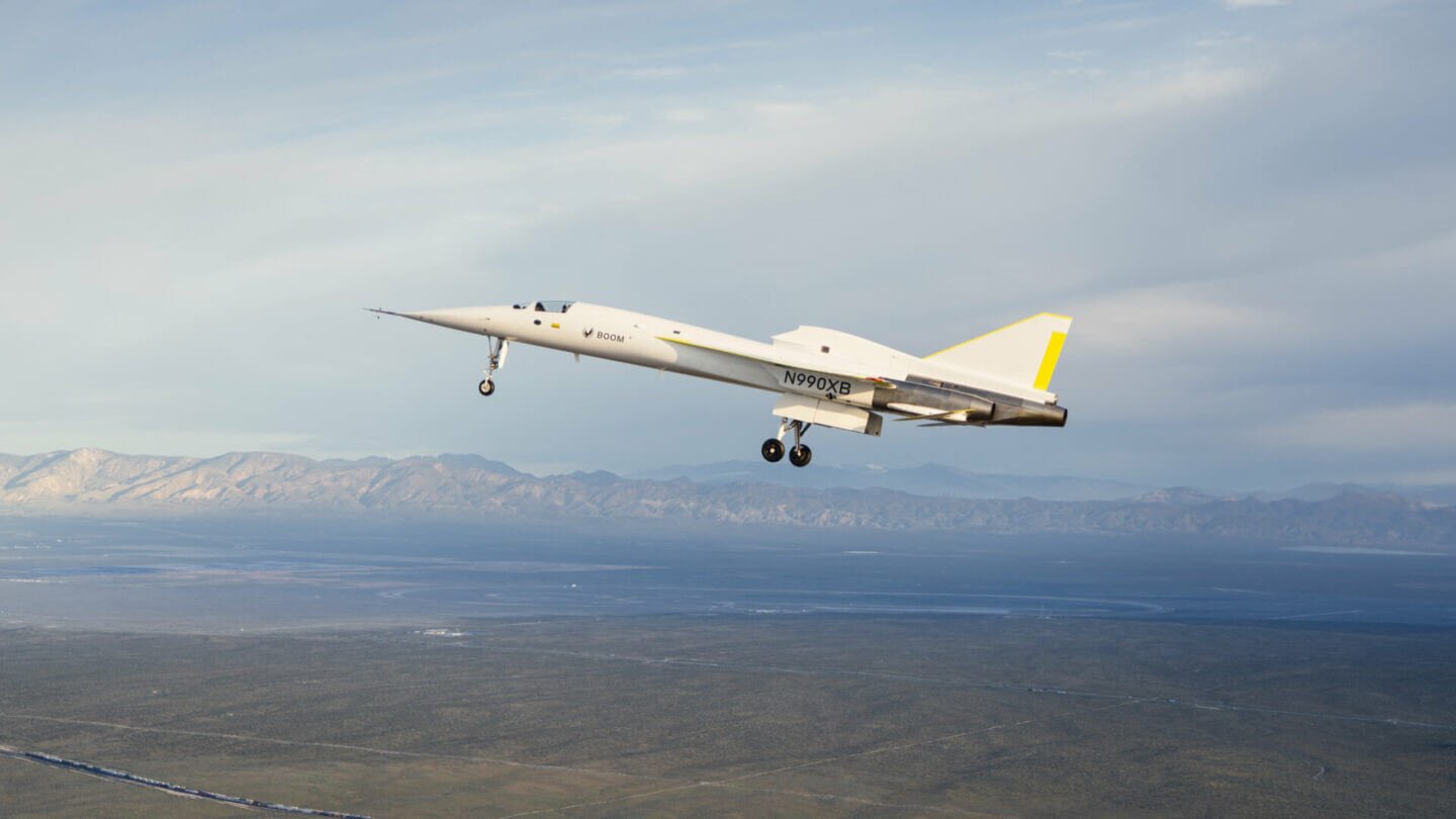 Сверхзвуковой пассажирский самолет XB-1 совершил первый экспериментальный полет. Экспериментальный сверхзвуковой самолет XB-1 совершил первый свой полет. Источник фото: boomsupersonic.com. Фото.