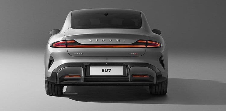 The first Xiaomi electric cars. Gray Xiaomi SU7, rear view. Image: arenaev.com. Photo.
