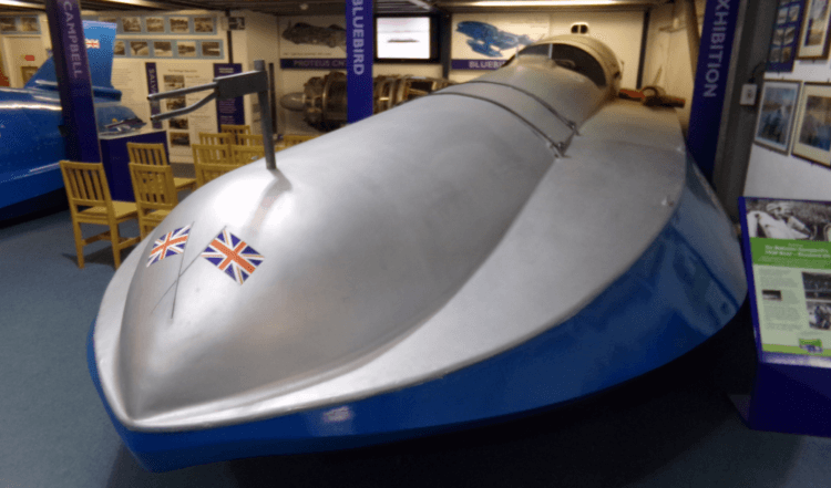 Malcolm Campbells hastighedsrekord på vand. Blue Bird K4 sportsbåden, der satte verdens hastighedsrekord. Fotokilde: Wikipedia. Foto.