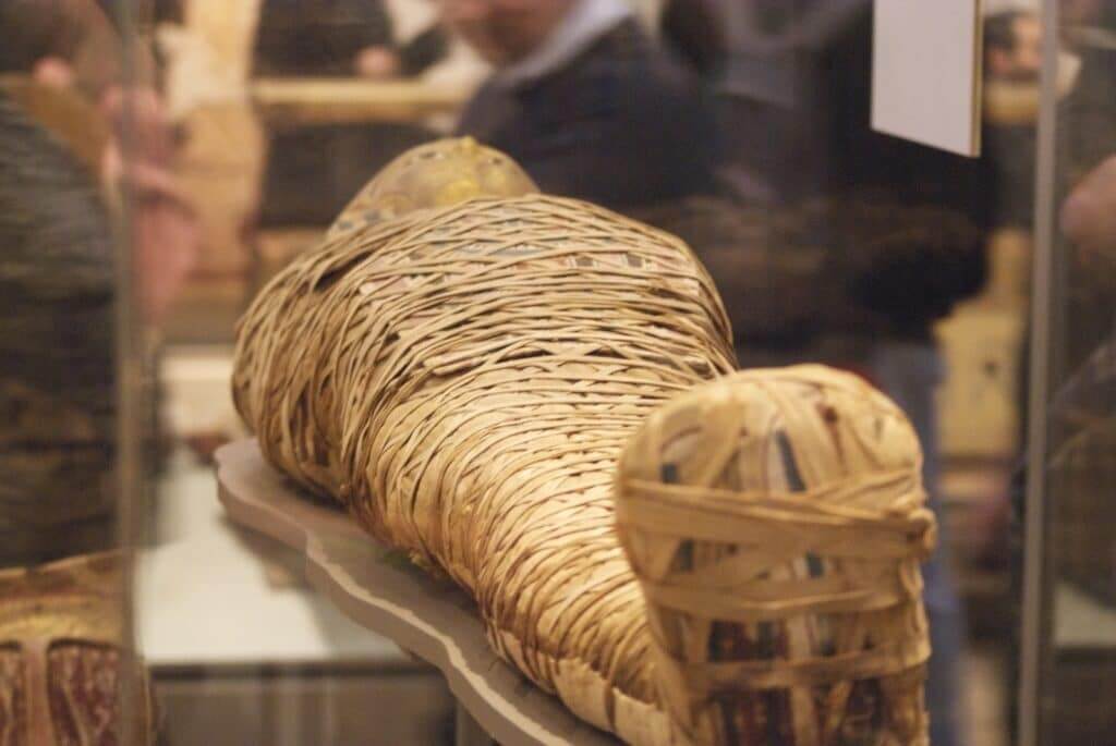 В колумбийском городе тела похороненных превращаются в мумии сами по себе — ученые не знают причину. В колумбийском городке тела людей по какой-то причине превращаются в мумий. Источник фото: naked-science.ru. Фото.