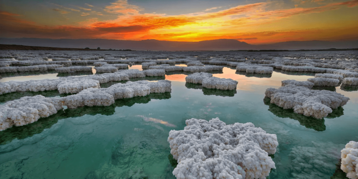 Почему Мертвое море сильно соленое. Вода в мертвом море настолько соленая, что в ней невозможно утонуть. Источник фото: iflscience.com. Фото.