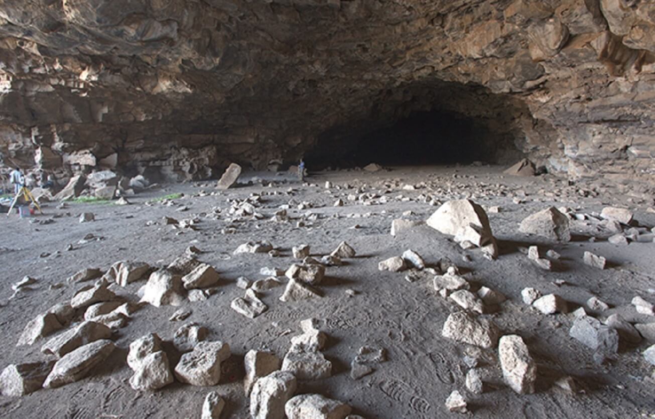 Пещера Умм-Джирсан в Саудовской Аравии. Вход в пещеру Умм-Джирсан. Источник изображения: sciencealert.com. Фото.