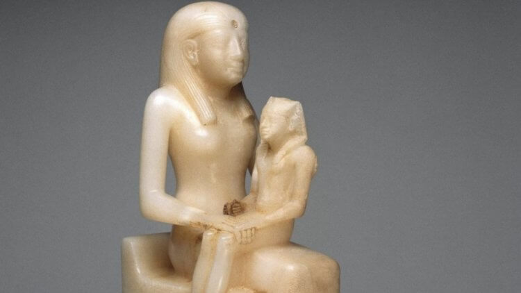 De allra första hundraåringarna i världen. Statyett av drottning Ankhnesmerir II och hennes son Pepi II. Källa: Wikipedia. Foto.