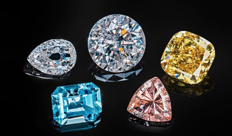 化学气相沉积。 培育钻石可以有不同的形状、颜色和尺寸。 图片来源：俄罗斯珠宝商杂志。 照片。