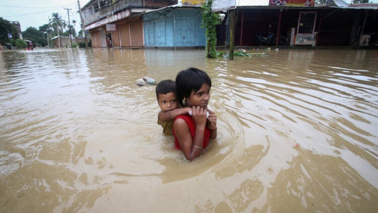 洪水と洪水 - それは何ですか?  2007 年にバングラデシュで大規模な洪水が発生し、数百万人の地元住民が被害を受けました。 画像: tengrinews.kz 写真。