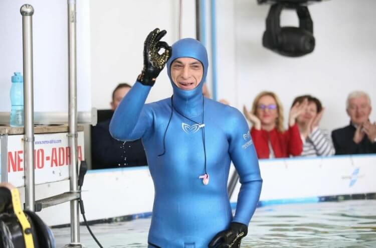 屏气记录。 克罗地亚跳水运动员布迪米尔·布达·索巴特。 照片来源：newizv.ru。 照片。