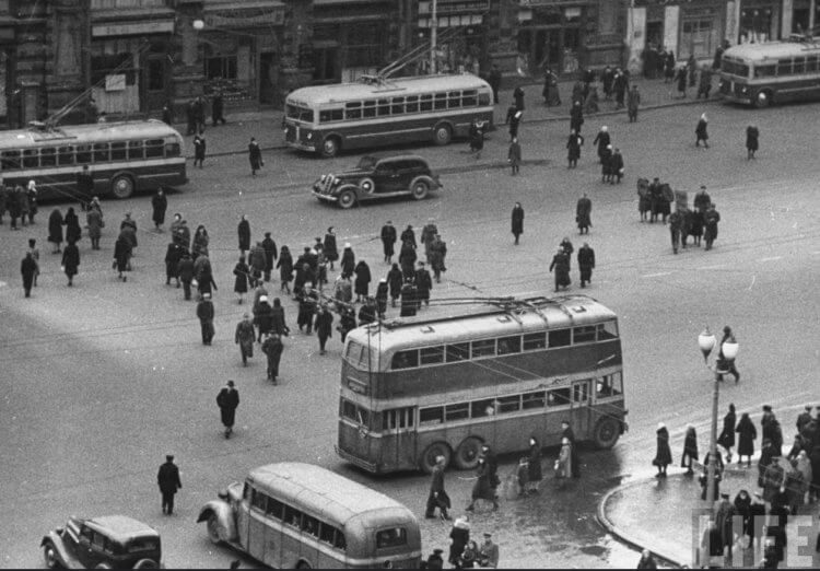 Sovjetisk dubbeldäckad trolleybuss YATB-3. Trolleybuss YATB-3 på en gata i Moskva. Bild: istorya.ru. Foto.