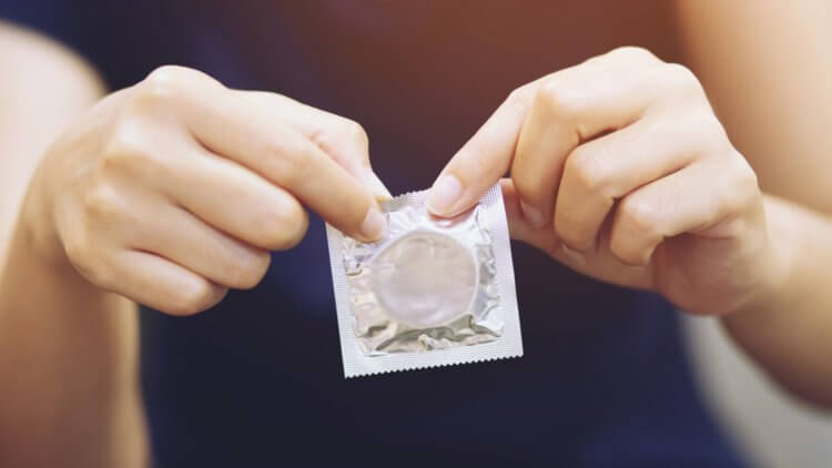 Behandling. Den bedste måde at forhindre gonoré på er at bruge kondomer under al seksuel aktivitet. Billede: BBC. Foto.