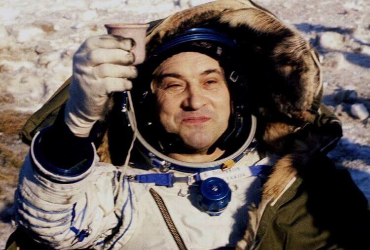 Valery Polyakov är det längsta uppdraget i rymden. Valery Polyakov efter att ha återvänt till jorden. Källa: habr.com. Foto.