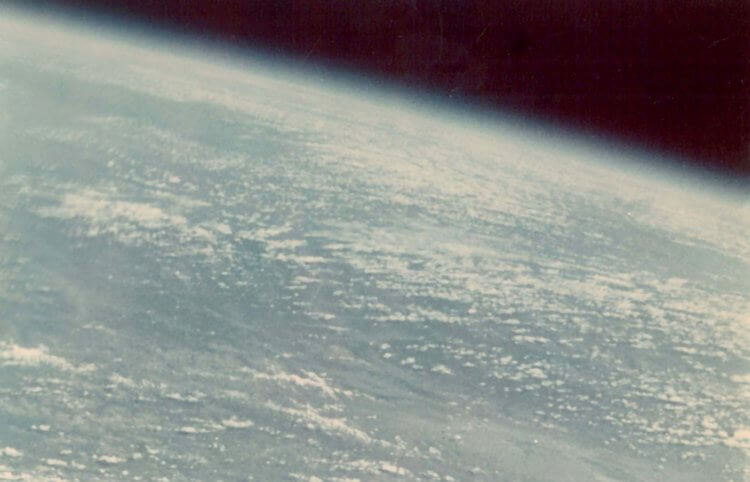 Kosmonaut tyska Titov är den yngsta personen i rymden. Ett fotografi av jorden från rymden taget av tyska Titov. Källa: gazeta.ru. Foto.