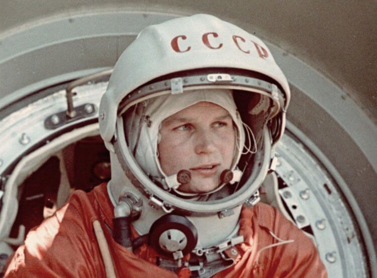Valentina Tereshkova är den första kvinnan i rymden. Valentina Tereshkova är fortfarande den första kvinnan som flyger ut i rymden ensam. Källa: m24.ru. Foto.