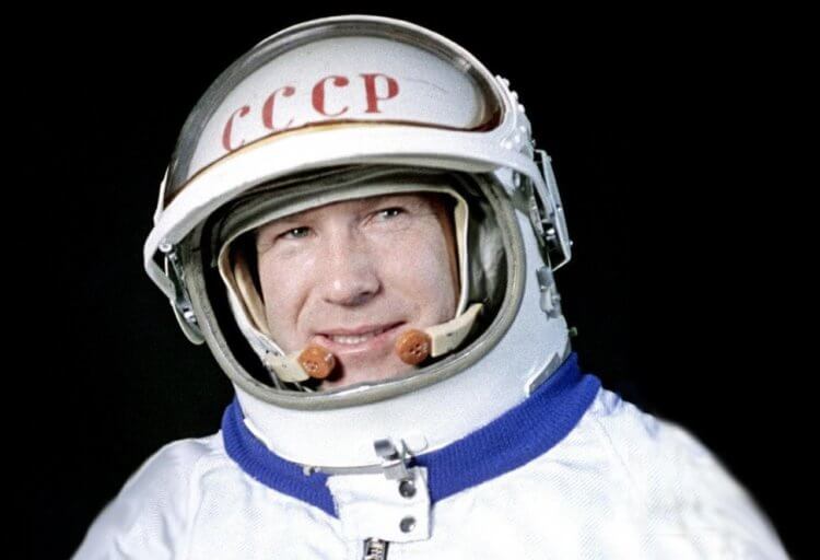 Alexey Leonov - the first man in outer space. Cosmonaut Alexey Leonov in 1965. Source: kp.ru. Photo.