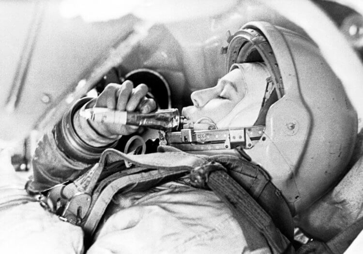 Vilken var den allra första maträtten som Yuri Gagarin åt i rymden. Valentina Tereshkova äter i rymden genom ett rör. Fotokälla: kp.ru. Foto.