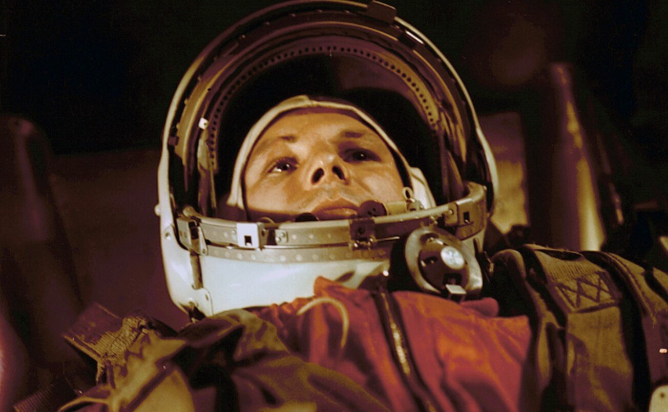 Первый человек в космосе. Юрий Гагарин перед полетом в космос. Источник фотографии: roscosmos.ru. Фото.