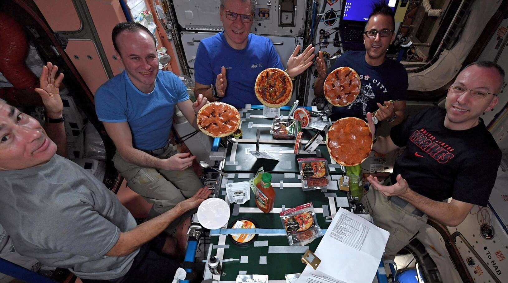 Что едят космонавты на МКС сегодня. Астронавты едят пиццу на МКС. Фотография: CGTN. Фото.