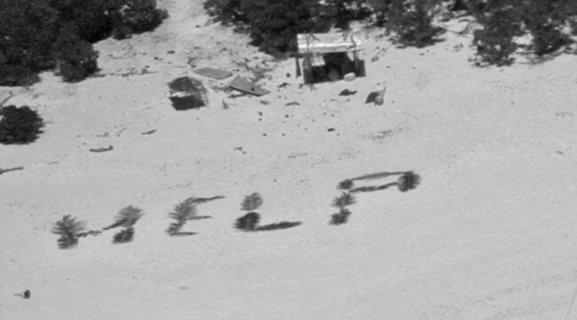 Прямо как в кино: люди спаслись с необитаемого острова, выложив на песке слово «спасите». Фото.