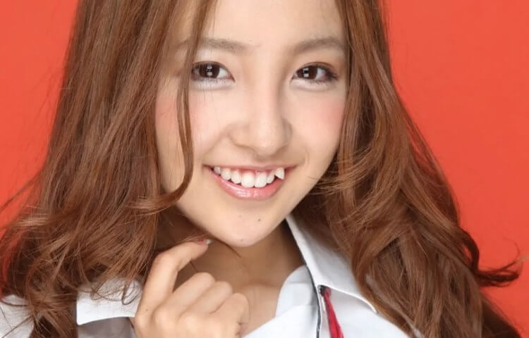 Yaeba - protruding teeth in Japan. Japanese singer Itano Tomomi has Yaeba. Source: YaPlakal. Photo.