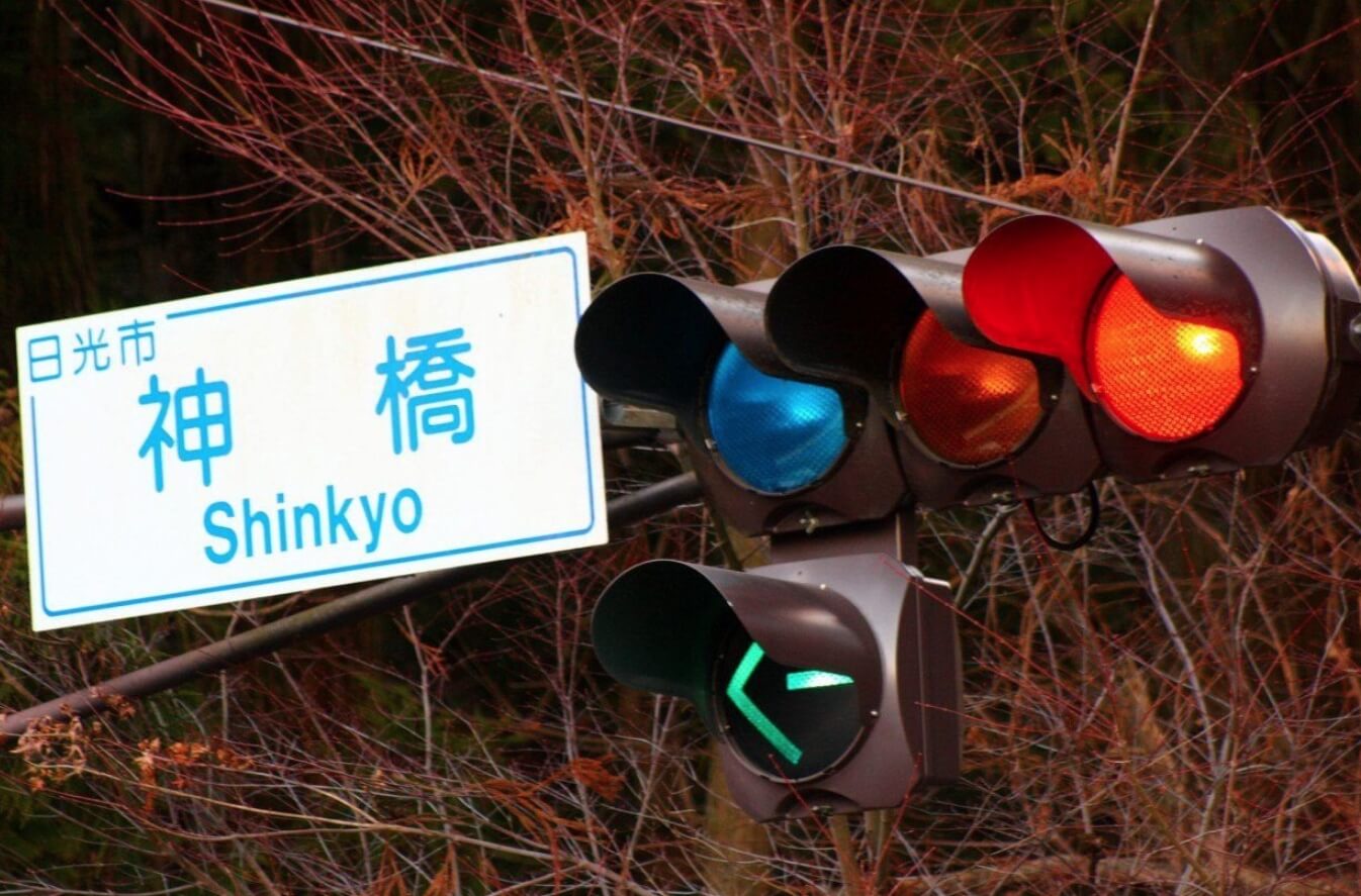Почему в Японии синий сигнал светофора вместо зеленого. Синий сигнал светофора в Японии. Источник фотографии: drive2.ru. Фото.