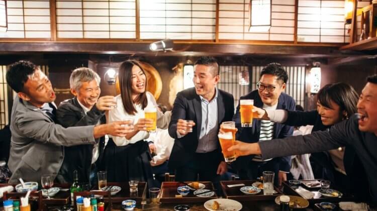 How they drink alcohol in Japan. Beer is one of the most popular alcoholic drinks in Japan. Photo source: fishki.net. Photo.