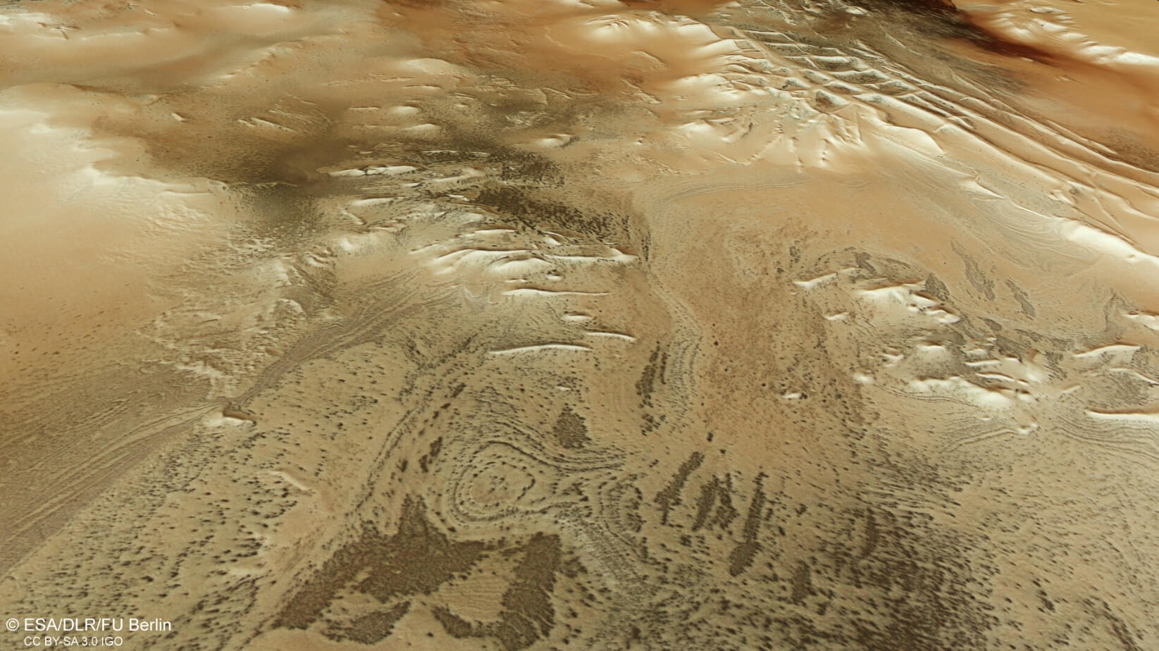 Времена года на Марсе. Другой снимок Марса, сделанный аппаратом Trace Gas Orbiter. Источник фотографии: esa.int. Фото.
