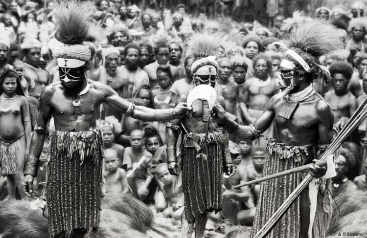 Kuru-sygdom blandt Fore-stammen. Det menes, at der bor mere end 800 stammer i Papua Ny Guinea. Billede: fotoman.name. Foto.