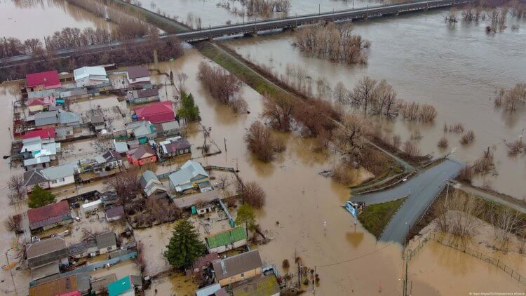 Översvämning i Ryssland 2024. I Kurgan-regionen, på grund av översvämningen, har ett undantagstillstånd gällt sedan den 8 april. Bild: static.dw.com. Foto.