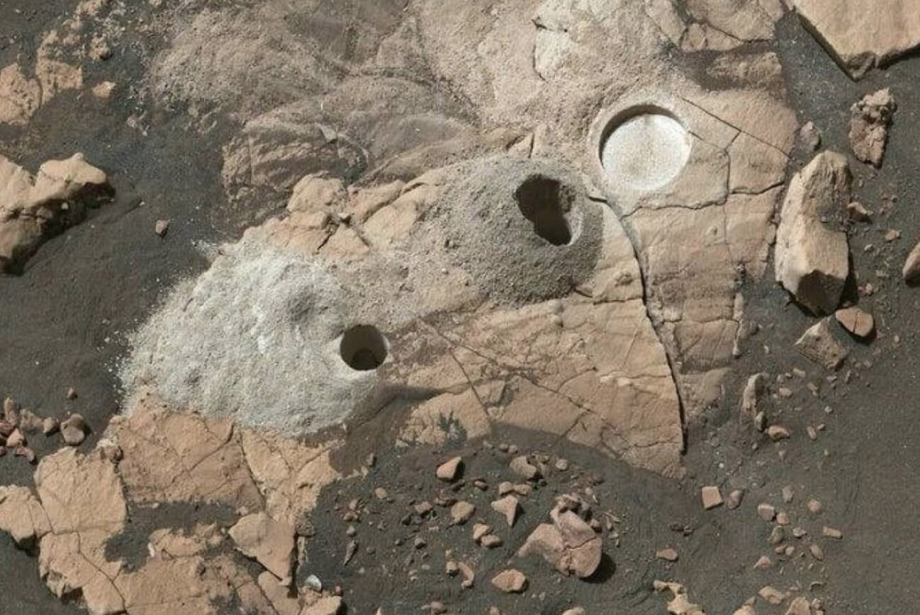 Сколько стоит освоение Марса. Отверстия, сделанные марсоходом Perseverance, чтобы добыть грунт. Источник: nasa.gov. Фото.