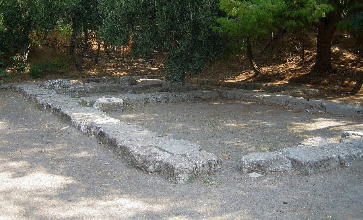 Где похоронен Платон. Археологическая находка на месте Платоновской Академии. Источник фотографии: Википедия, пользователь Tomisti. Фото.