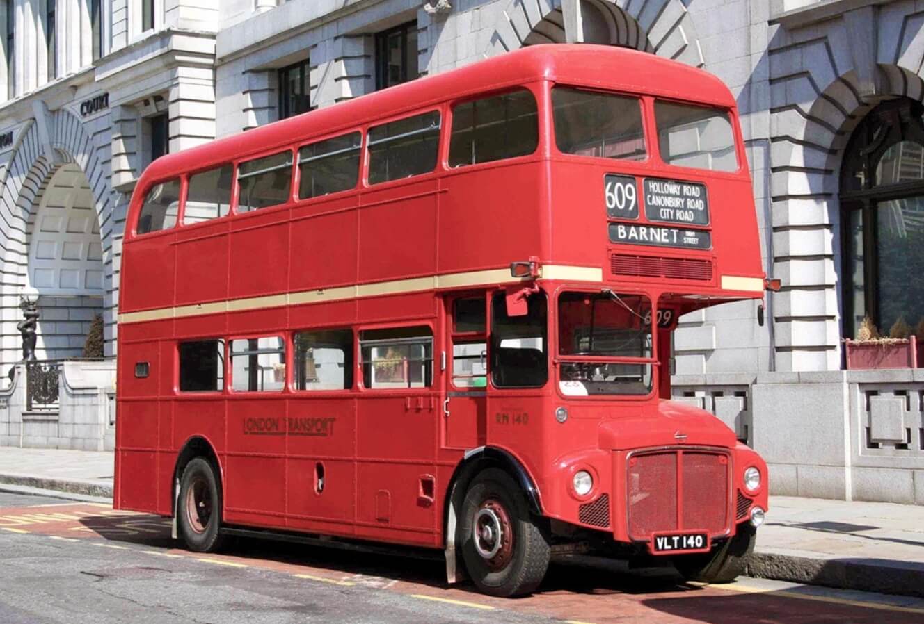 Красные автобусы в Лондоне. Классический автобус «Рутмастер». Изображение: auto.mail.ru. Фото.