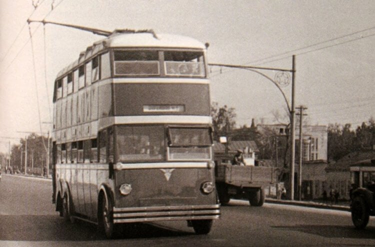 Sovjetisk dubbeldäckad trolleybuss YATB-3. Sovjetisk trolleybuss YATB-3 1937. Bild: Wikipedia, skanning av tidningen «Rodina». Foto.