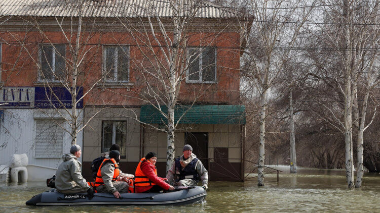 Översvämning i Ryssland 2024. Cirka 2 000 hus översvämmades i Orenburg, vars vattennivå översteg den kritiska nivån på 9,3 m. Bild: rtvi.com. Foto.