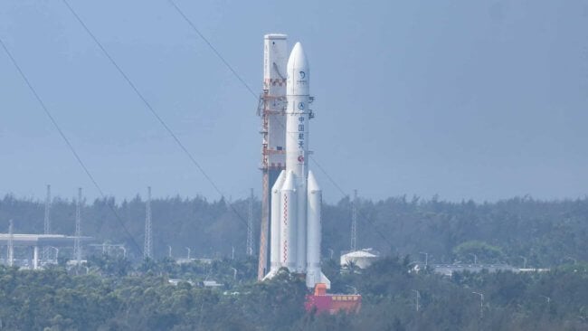 Китай запускает миссию “Чанъэ-6” для доставки образцов грунта с обратной стороны Луны. Фото.