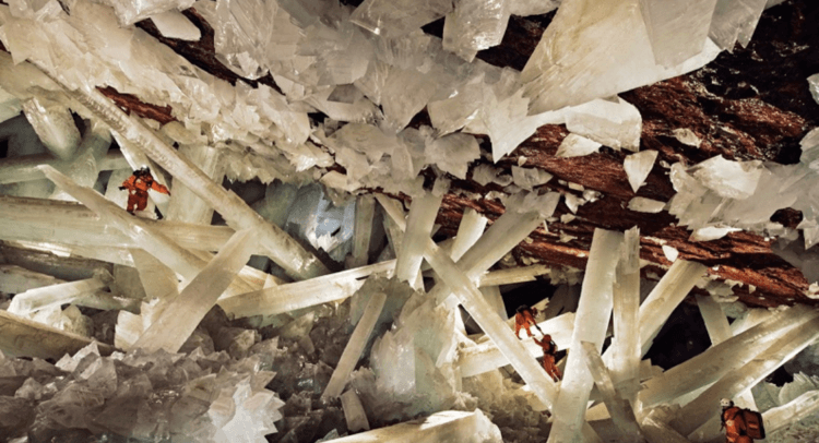Почему в Пещере кристаллов смертельно опасно находиться. В Пещере кристаллов нельзя находиться дольше 10 минут без специальных костюмов. Источник фото: udivitelno.com. Фото.