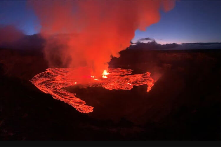 Загадка гавайского вулкана раскрыта — ученые нашли объяснение новому типу вулканического извержения. Извержение вулкана Килауэа. Источник фото: sb.by. Фото.