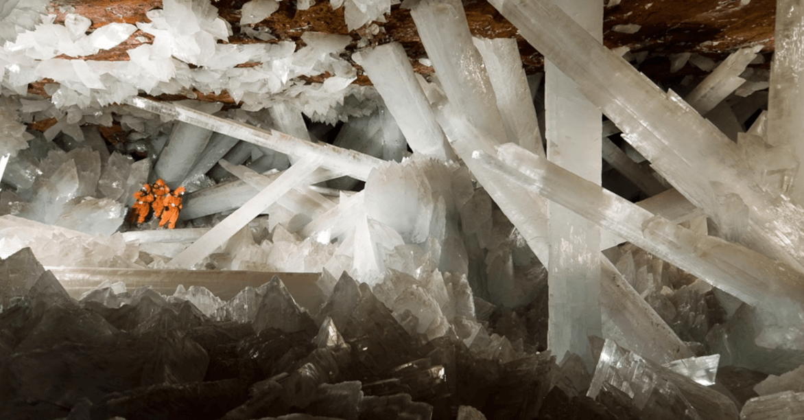 Шахта с самыми большими кристаллами. В пещере образовались кристаллы размером с дерево. Источник фото: www.nationalgeographic.com. Фото.