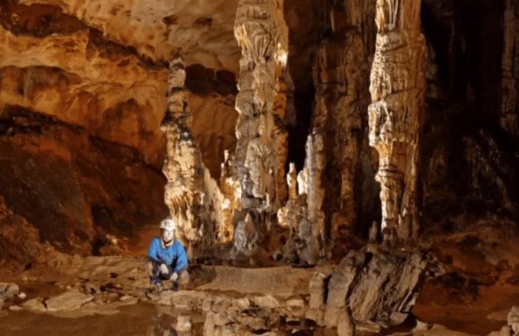 Древние люди проникали глубоко в пещеры. Пещера Сен-Марсель, в которой люди жили тысячи лет. Источник изображения: springer.com. Фото.