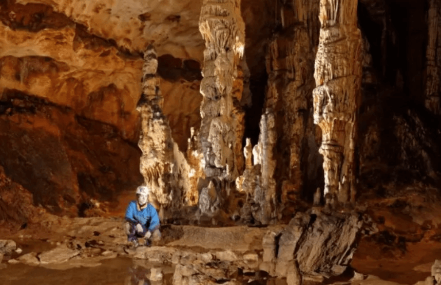 Древние люди проникали глубоко в пещеры. Пещера Сен-Марсель, в которой люди жили тысячи лет. Источник изображения: springer.com. Фото.