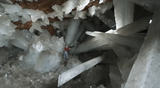 Пещера кристаллов: смертельно опасное место на Земле, где кристаллы размером с деревья. Фото.
