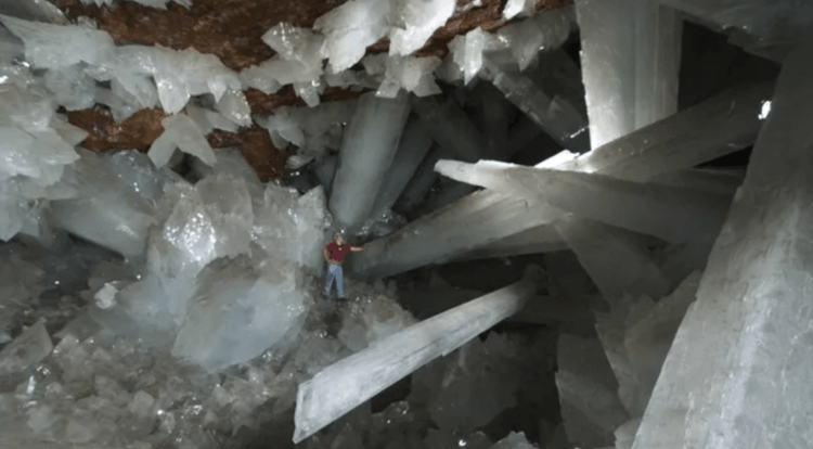 Crystal Cave: et dødbringende sted på Jorden, hvor krystaller er på størrelse med træer. Geologer udforsker krystalgrotten. Fotokilde: www.livescience.com. Foto.