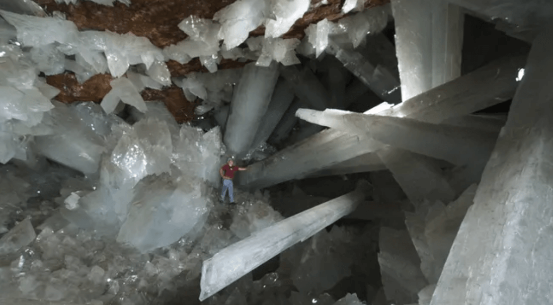 Пещера кристаллов: смертельно опасное место на Земле, где кристаллы размером с деревья. Геологи исследуют пещеру кристаллов. Источник фото: www.livescience.com. Фото.