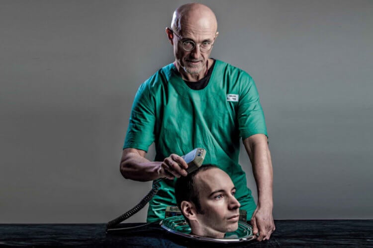 Операции по пересадке головы. Серджио Канаверо — хирург, который в 2017 году заявил о пересадке головы человека. Фото.