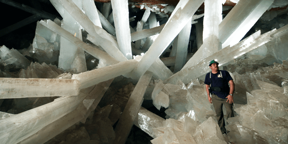 Как возникла Пещера кристаллов. Кристаллы покрыты конденсатом и очень скользкие. Фото.